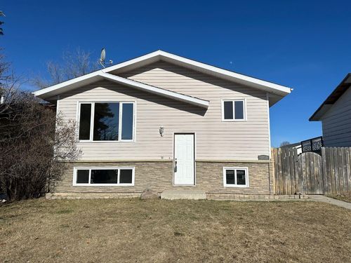 5707 55 Street, Home with 5 bedrooms, 2 bathrooms and 4 parking in Rocky Mountain House AB | Card Image