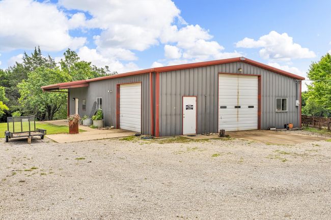 2 large doors for great access. | Image 23