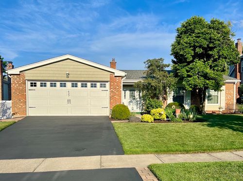 627 Oakwood Dr, Westmont, IL, 60559-1226 | Card Image