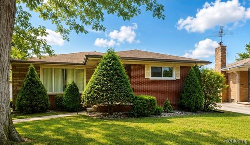 21240 Evergreen St, Saint Clair Shores, MI, 48082-1932 | Card Image