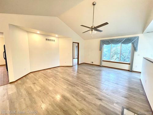 29583 Sierra Pointe Cir, Farmington Hills, MI, 48331-1476 | Card Image