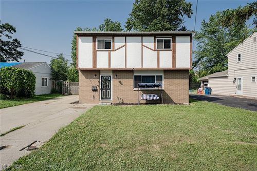 208 Parkway Dr, Eastlake, OH, 44095-1417 | Card Image