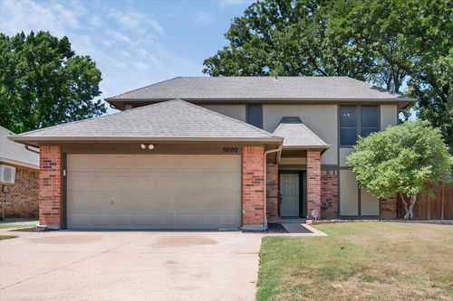 5600 Fox Hunt Dr, Arlington, TX, 76017-4556 | Card Image