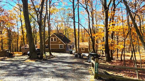 2124 Meadowlark Cir, Bushkill, PA, 18324-8283 | Card Image