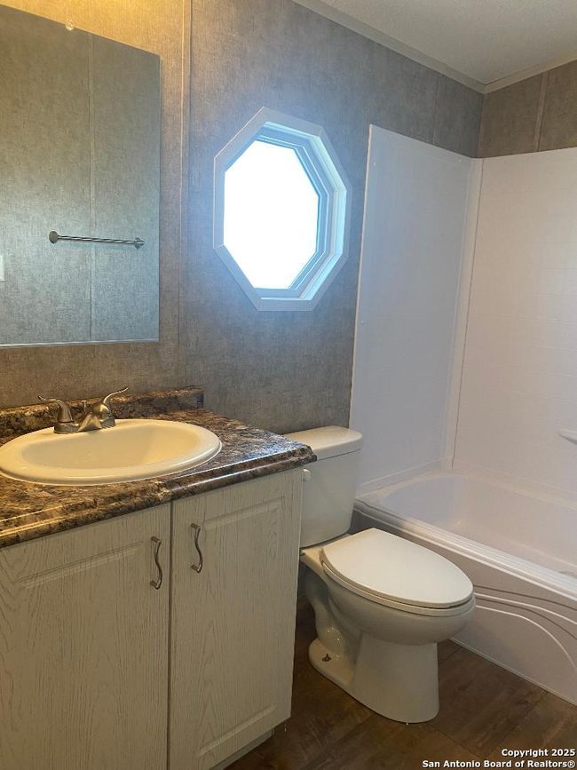 698 Forest Creek Rd, House other with 3 bedrooms, 2 bathrooms and null parking in Devine TX | Image 16