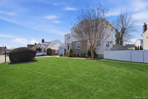 2 Squirrel Dr, East Rockaway, NY, 11518-2217 | Card Image