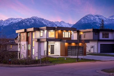 1 - 3385 Mamquam Rd, House other with 6 bedrooms, 5 bathrooms and 4 parking in Squamish BC | Image 1