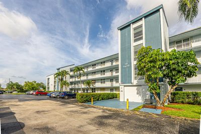 402 - 7620 Nw 18 Street, Condo with 2 bedrooms, 2 bathrooms and null parking in Margate FL | Image 2