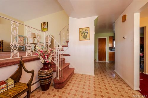 10 Meadow Rd, Inwood, NY, 11096-1013 | Card Image