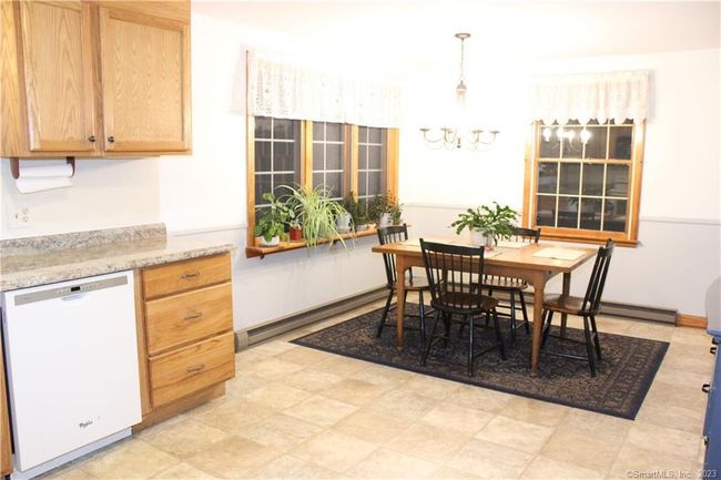 Kitchen. Lots of windows. | Image 18