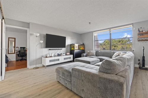 apt-408-661 Ne 195th St, Miami, FL, 33179-3316 | Card Image