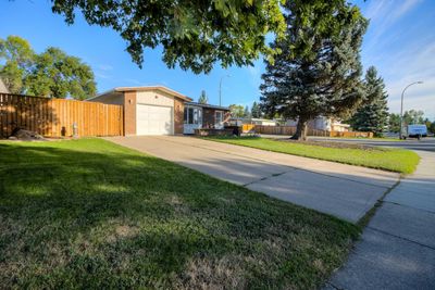 123 Lafayette Blvd W, House detached with 4 bedrooms, 2 bathrooms and 3 parking in Lethbridge AB | Image 2