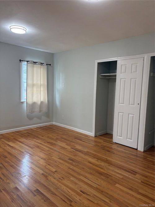 290 Leaf Ave, Central Islip, NY, 11722-2730 | Card Image