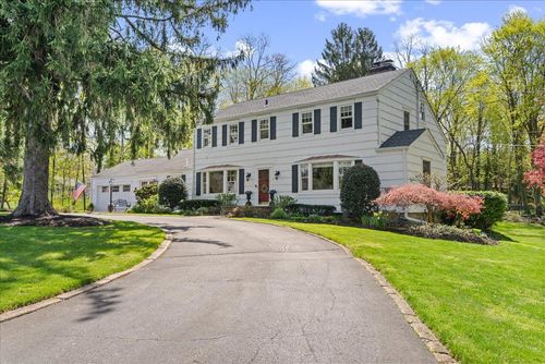 42 Connelly Rd, Huntington, NY, 11743-3030 | Card Image