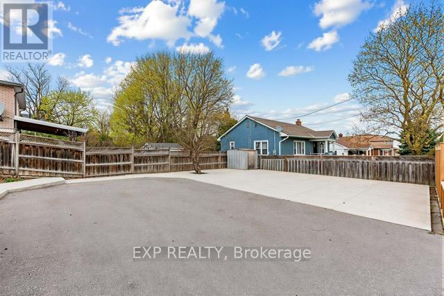Residential in Bradford West Gwillimbury (Bradford) 5