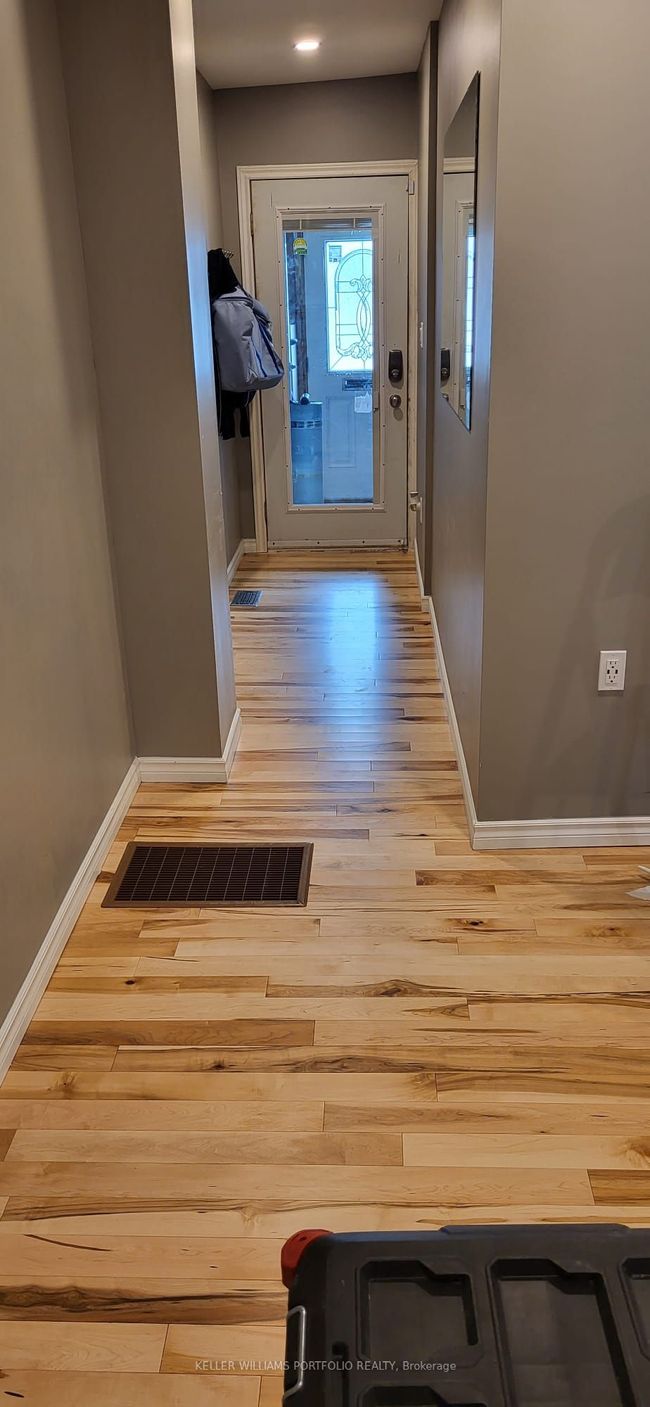 MAIN - 17 Kelvin Ave, House attached with 1 bedrooms, 1 bathrooms and null parking in Toronto ON | Image 6