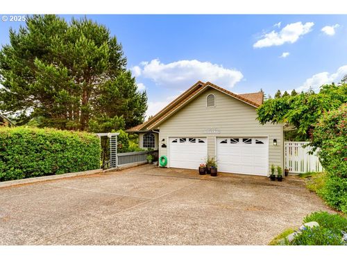 36 Ocean Dunes Dr, Florence, OR, 97439-8219 | Card Image