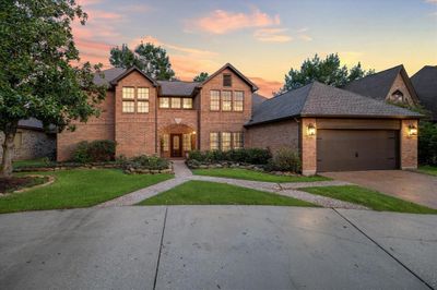 Wake up to serene golf course views from your own backyard! This prime property is nestled in Golfer’s Village at Walden on Lake Houston, offering unobstructed views of the 7th fairway—a golfer’s dream come true! | Image 1