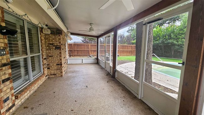 Screened in back patio | Image 8