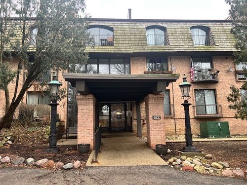 apt-105-600 W Russell St, Barrington, IL, 60010-4161 | Card Image