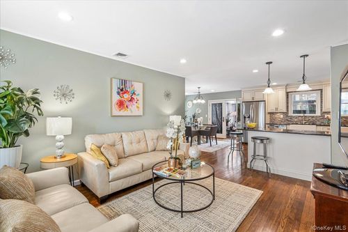 18 Robert Dr, Huntington, NY, 11743-5344 | Card Image