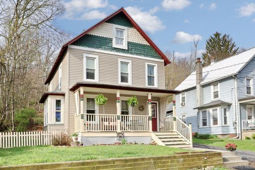 17 1st St, Newburgh, NY, 12550-4609 | Card Image