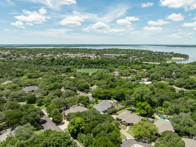 Bird's eye view of neighborhood and nearby lake (Lake Waco) | Image 39