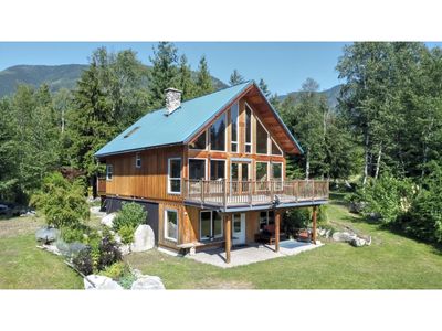 325 Wilson Creek Rd E, House other with 4 bedrooms, 2 bathrooms and 8 parking in New Denver BC | Image 1