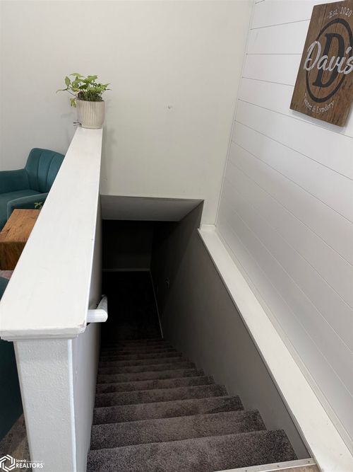 111 Blue Jay Ave, Vinton, IA, 52349-4100 | Card Image