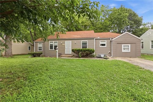 11217 Applewood Dr, Kansas City, MO, 64134-3120 | Card Image