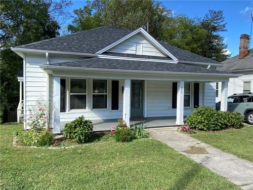 643 Willow St, Mount Airy, NC, 27030-3555 | Card Image