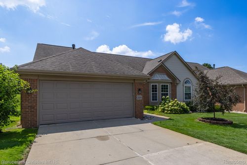 225 Shore Brook Ln, Walled Lake, MI, 48390-4513 | Card Image