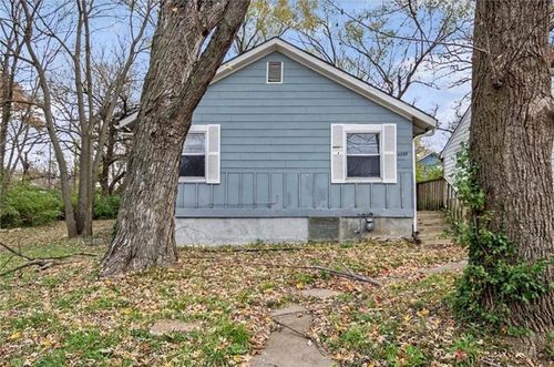 8237 Flora Ave, Kansas City, MO, 64131-2315 | Card Image