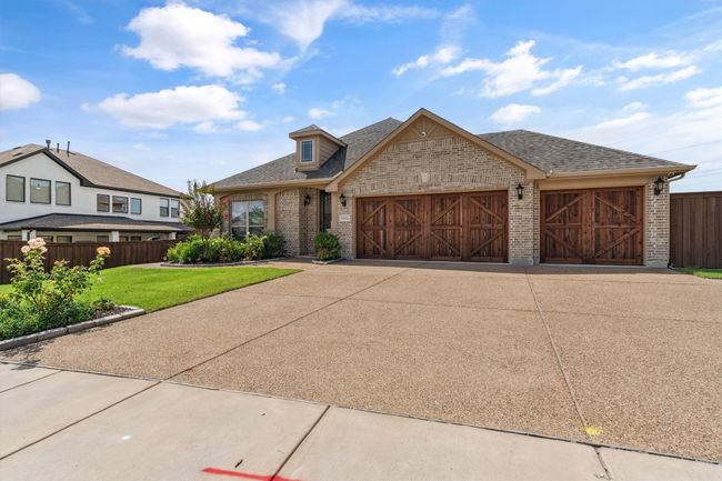 Rare full front facing 3 car garage with cedar doors | Image 36