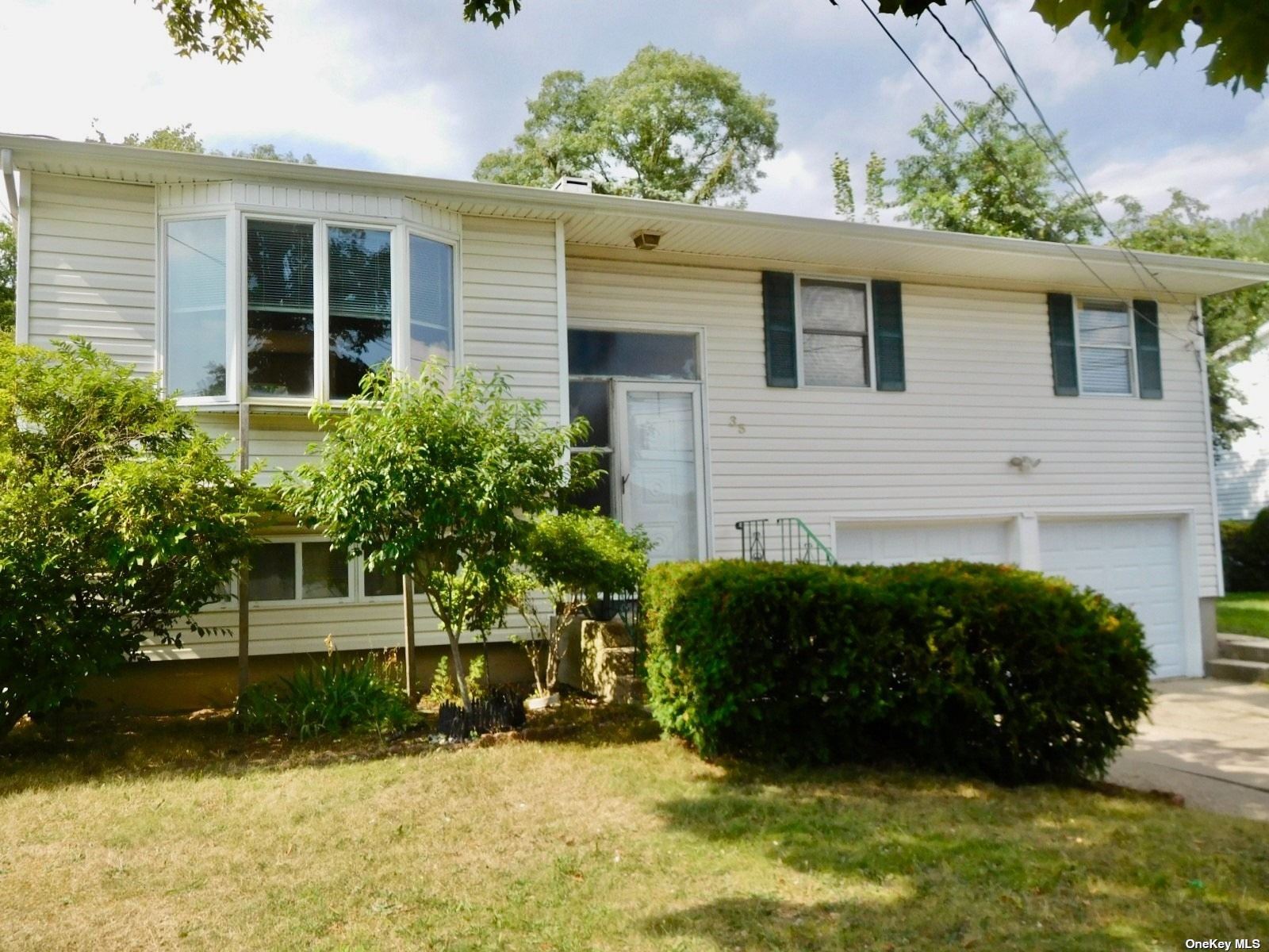 Blue Jay Dr, Brentwood, NY 11717