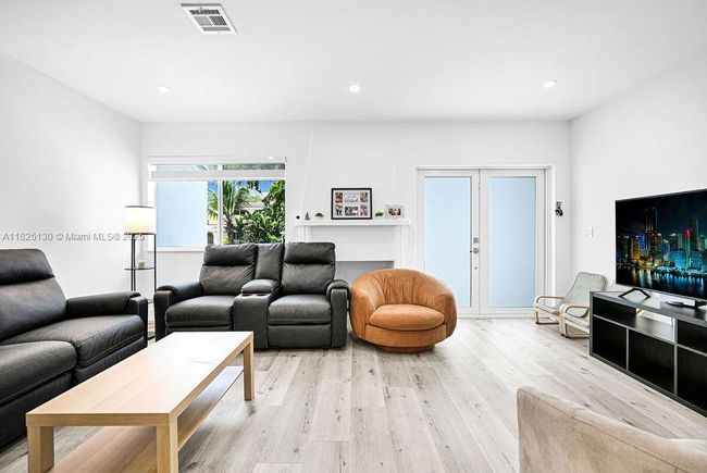 876 Ne 81 St St, House other with 3 bedrooms, 2 bathrooms and null parking in Miami FL | Image 10