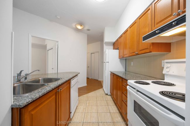 1017 - 230 Queens Quay W, Condo with 2 bedrooms, 1 bathrooms and null parking in Toronto ON | Image 16