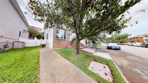 64 Greenway Dr, Staten Island, NY, 10301-3366 | Card Image