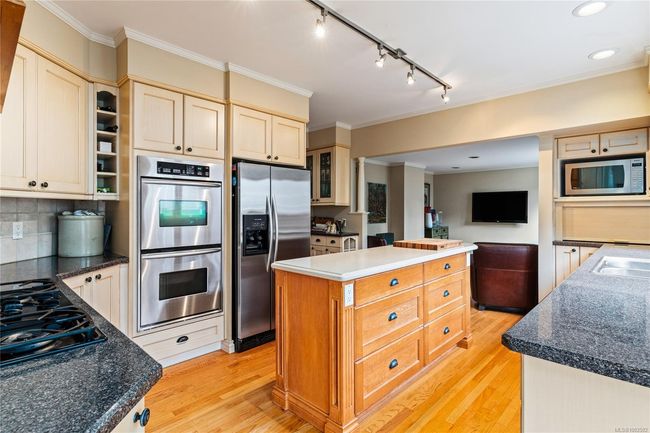 1023 St Charles St, House other with 3 bedrooms, 3 bathrooms and 6 parking in Victoria BC | Image 18