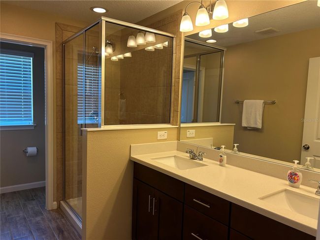 master bathroomdouble sink, walk in sjower | Image 30