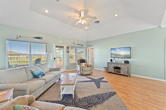 3233 Castle Dr, House other with 3 bedrooms, 2 bathrooms and 1 parking in Crystal Beach TX | Image 6