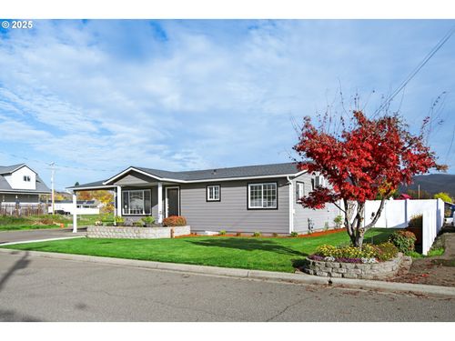 3721 Joe Ave, Roseburg, OR, 97471-9136 | Card Image