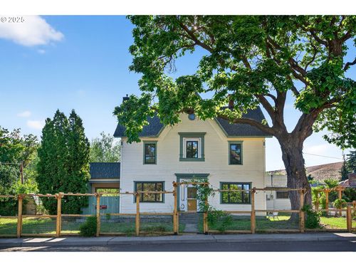 381 N Main St, Dufur, OR, 97021-7013 | Card Image