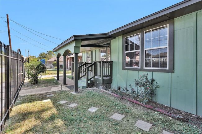 3346 Reeves St, House other with 3 bedrooms, 2 bathrooms and 1 parking in Houston TX | Image 4
