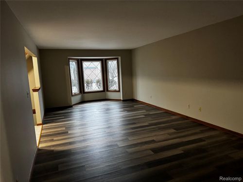 15721 Huntcliff Dr, Macomb, MI, 48044-3855 | Card Image