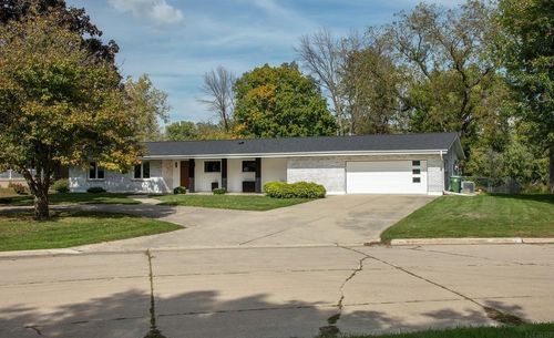 124 Cedar Cir, Charles City, IA, 50616-1604 | Card Image