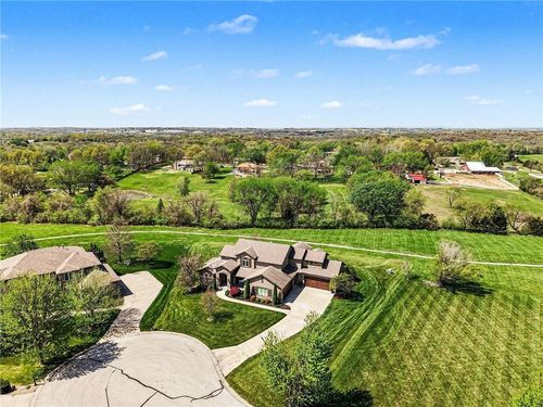 8070 Nw Masters Ln, Parkville, MO, 64152-1053 | Card Image