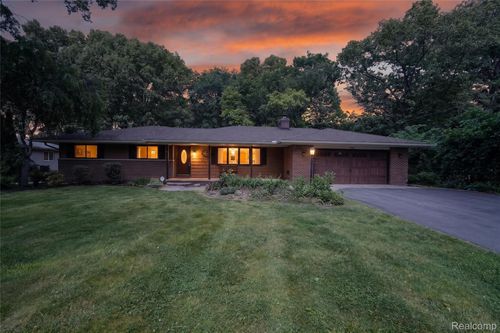 8668 Cooley Beach Dr, White Lake, MI, 48386-4320 | Card Image