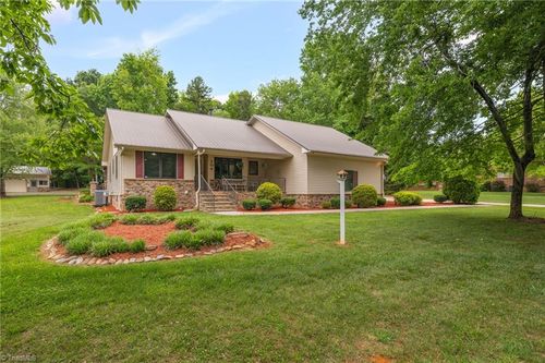 104 Willowbrook Dr, Thomasville, NC, 27360-6131 | Card Image