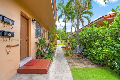 20 W 37th St, Hialeah, FL, 33012-5258 | Card Image
